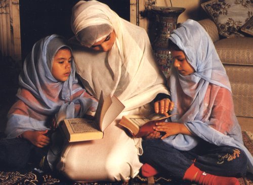 http://sufihub.com/wp-content/uploads/2011/04/mom_child_muslim1.jpg